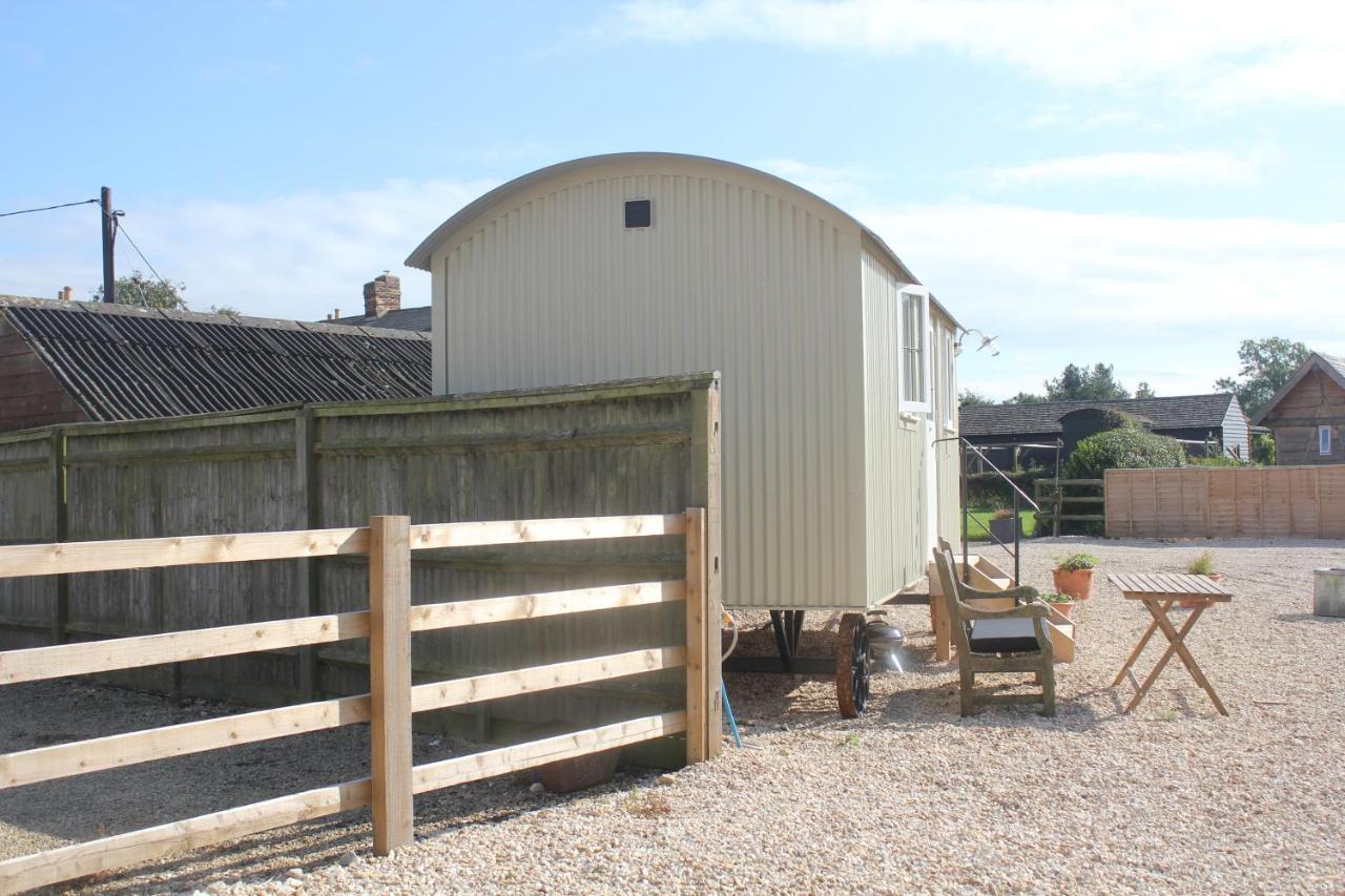 The Shepherd'S Hut Mixbury Экстерьер фото