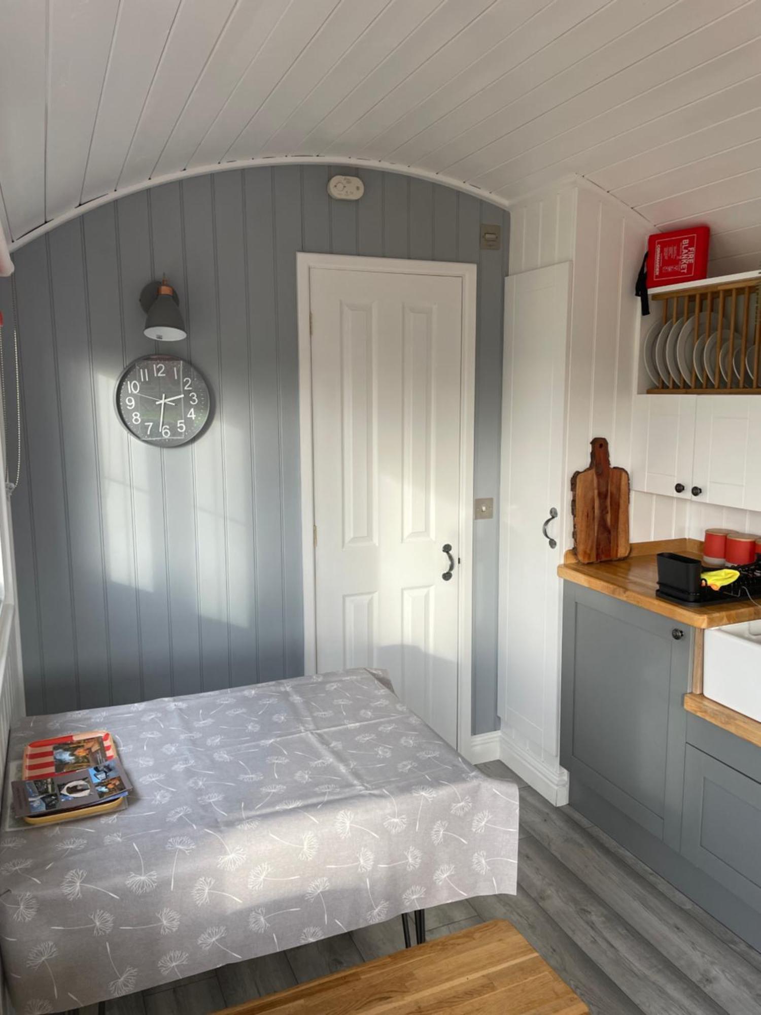 The Shepherd'S Hut Mixbury Экстерьер фото