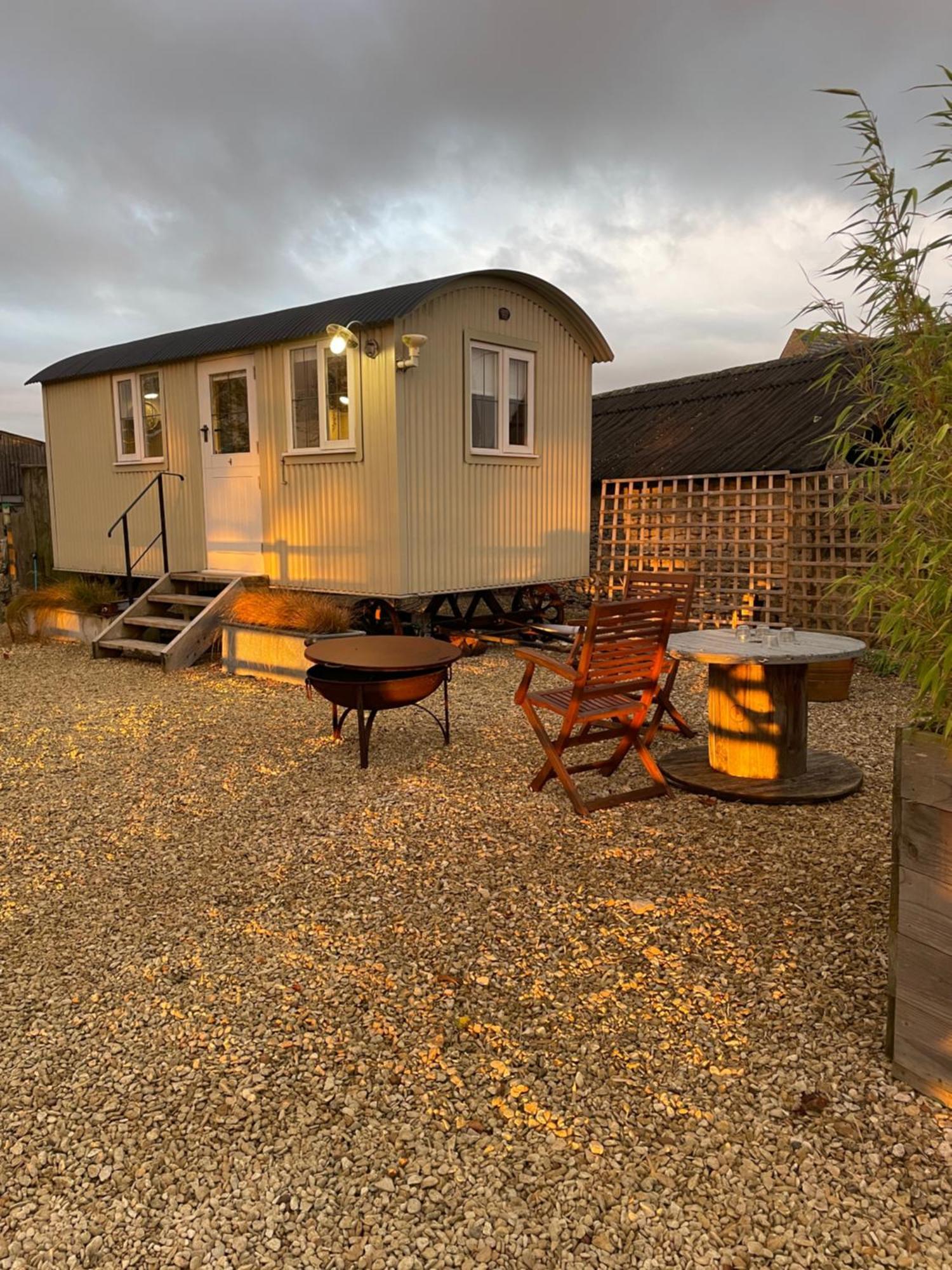 The Shepherd'S Hut Mixbury Экстерьер фото