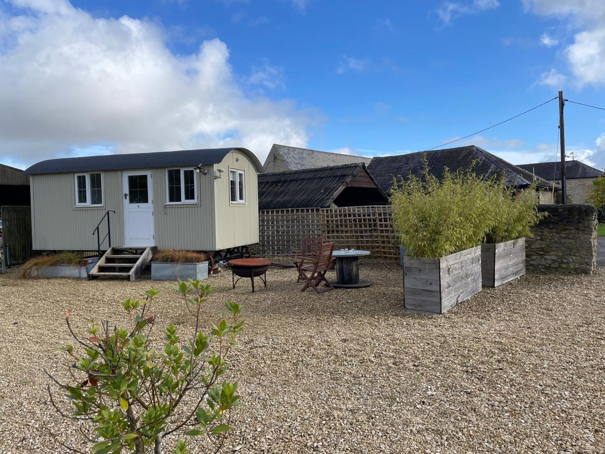 The Shepherd'S Hut Mixbury Экстерьер фото